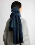 Abstract bouclè yarn scarf with melange effect: Blue