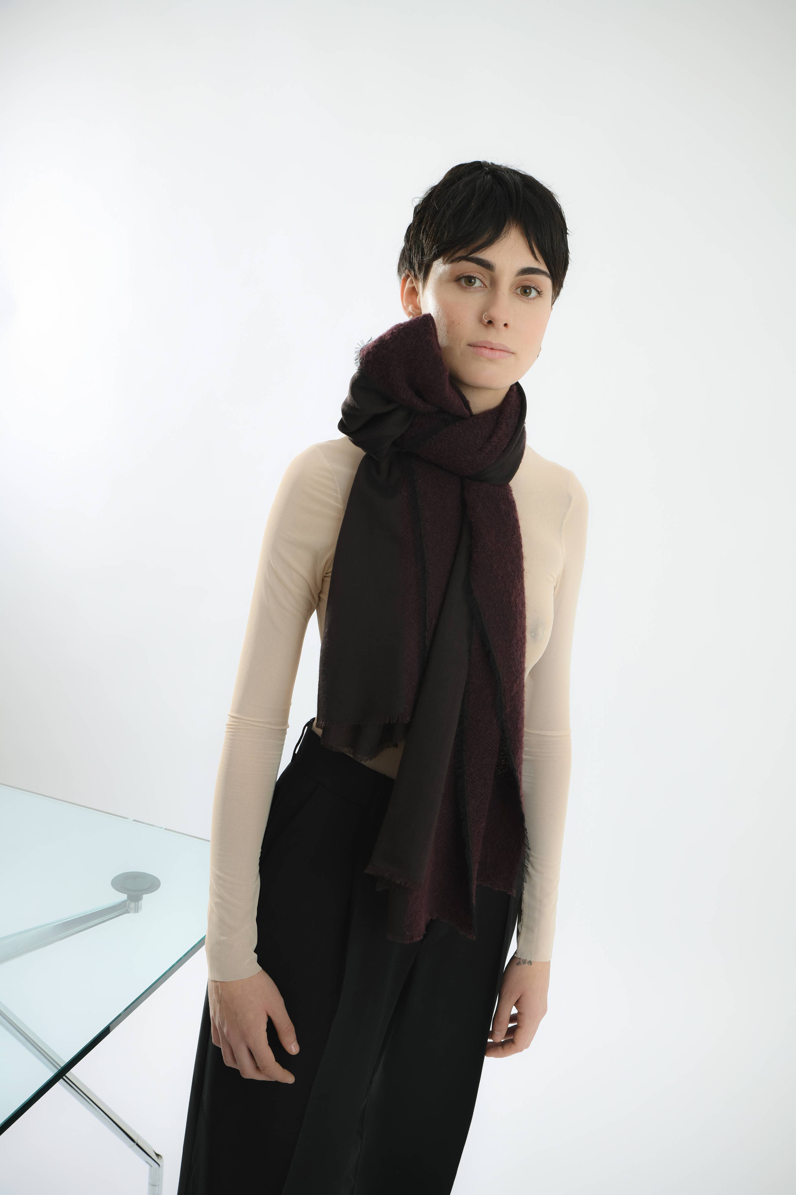 Abstract wool blend scarf with bouclé details: Burgundy